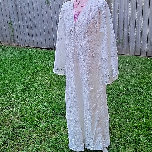 Resort White Lace Dress With Floral Applique - Picture 4 of 9
